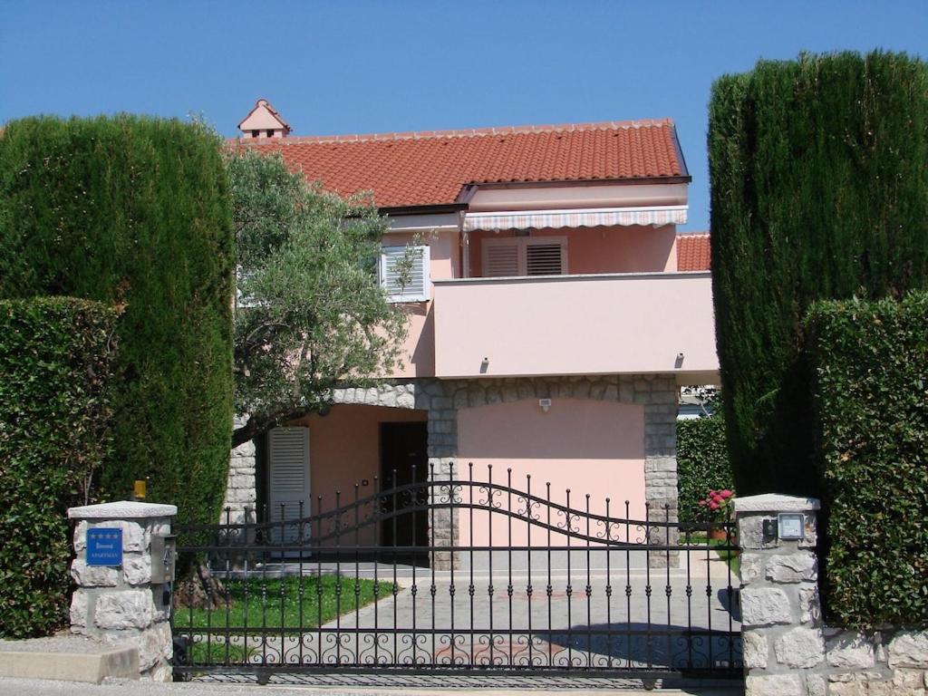 Premium Apartment Near Center And Beach With Parking Крк Экстерьер фото