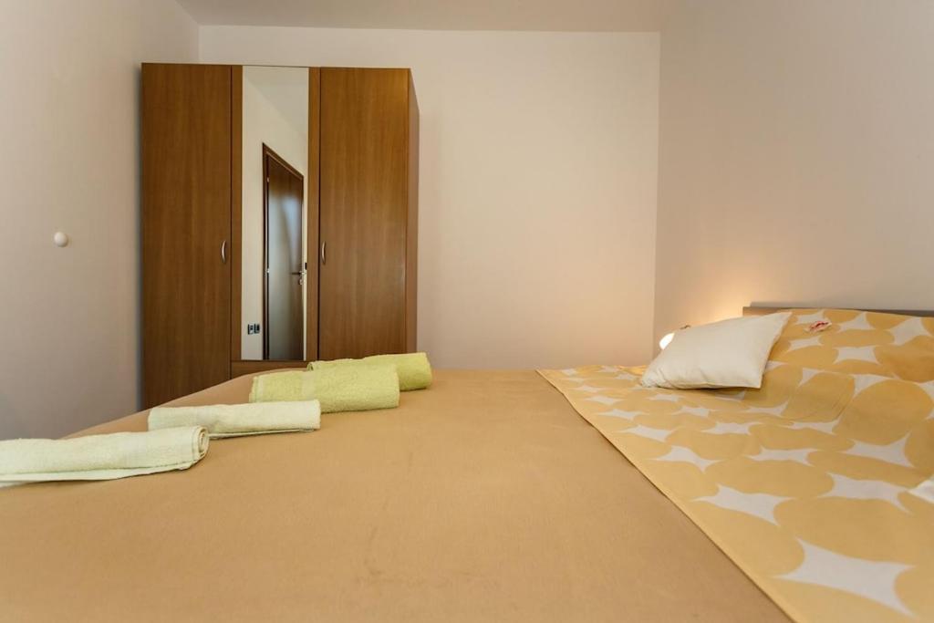 Premium Apartment Near Center And Beach With Parking Крк Экстерьер фото